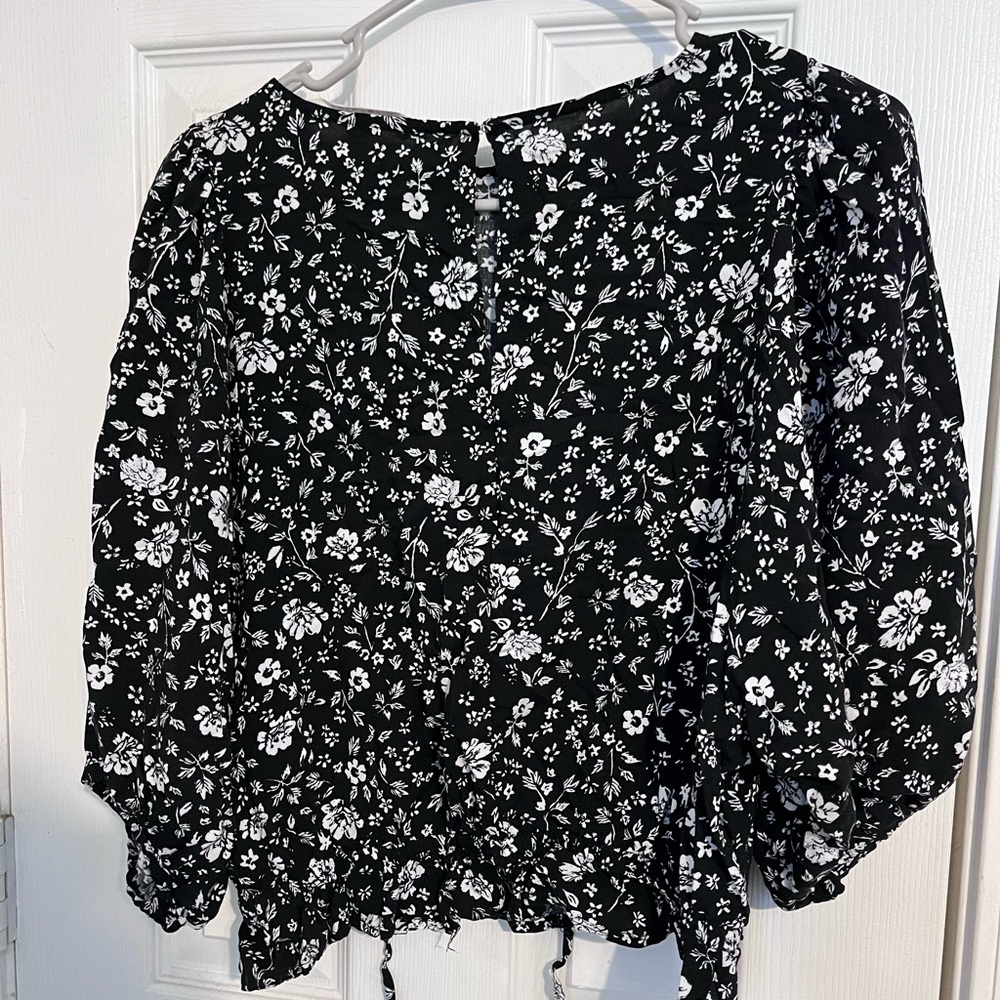 Black and White Floral Cropped Blouse.